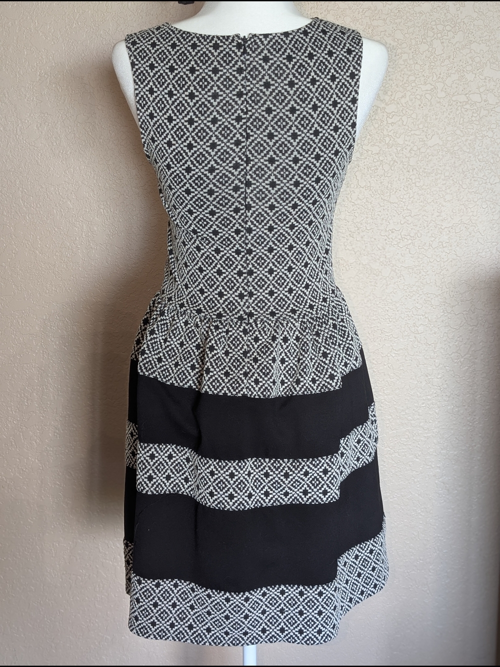 Sleeveless Black & White Midi Dress with Geometric Stripe Design - Picture 2 of 6